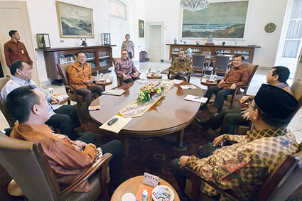 Presiden Joko Widodo (keempat kanan) dan Wapres Jusuf Kalla (ketiga kanan) melakukan pertemuan konsultasi dengan Ketua MPR Zulkifli Hasan (keempat kiri), Ketua DPR Setya Novanto (kedua kanan), Ketua DPD Irman Gusman (ketiga kiri), Ketua Mahkamah Konstitusi Arief Hidayat (kedua kiri), Ketua Komisi Yudisial Suparman Marzuki (kiri) dan Ketua BPK Harry Azhar Aziz (kanan) di Istana Bogor, Jawa Barat, Rabu (5/8). Pertemuan konsultasi tersebut membahas sejumlah agenda diantaranya pidato kenegaraan Presiden di Sidang Tahunan MPR/DPR/DPD dan pilkada serentak. ANTARA FOTO/Widodo S. Jusuf/foc/15.